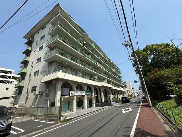 Well-Kept 1-Bedroom Condo in Yuko 0