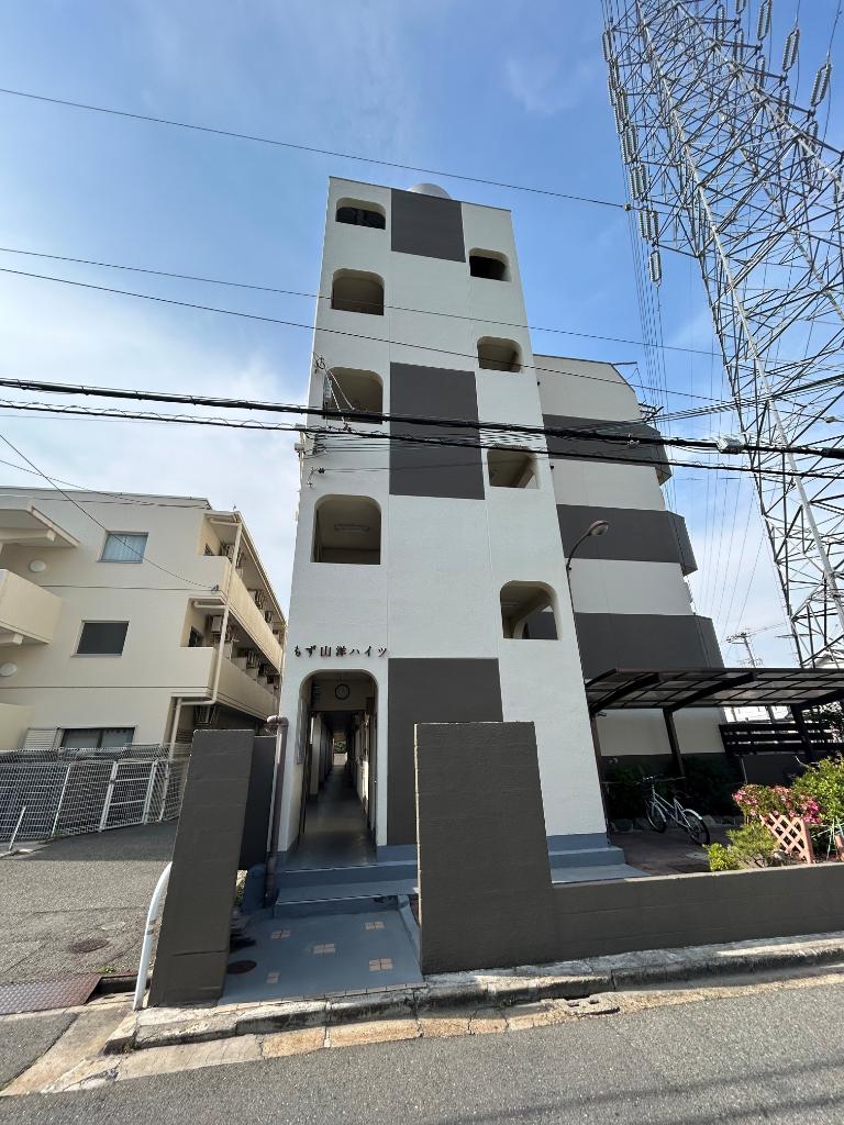 Well-Kept 2-Bedroom Condo Near Station in Mozuakahatacho 0