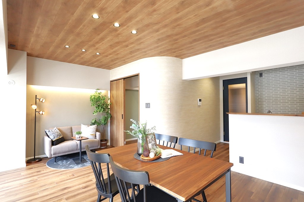 Classic 2-Bedroom Condo Near Station in Sakuragawa 0