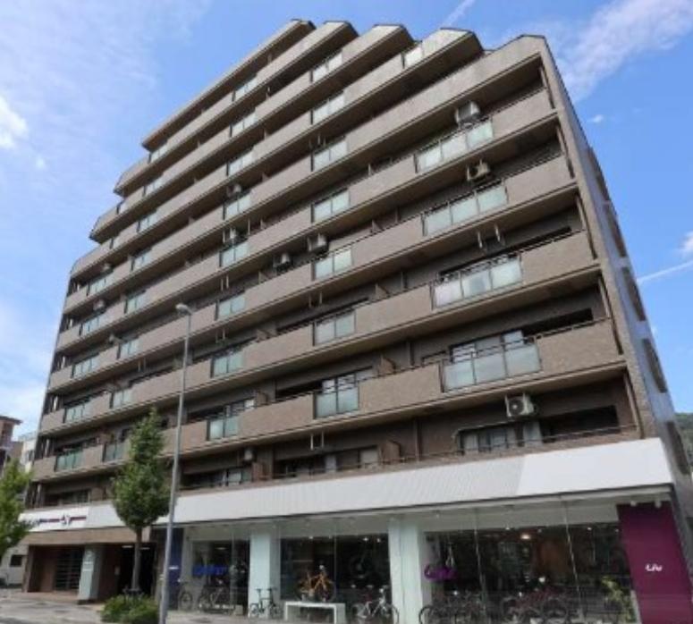 Charming 3-Bedroom Condo in Motoyamanakamachi 0