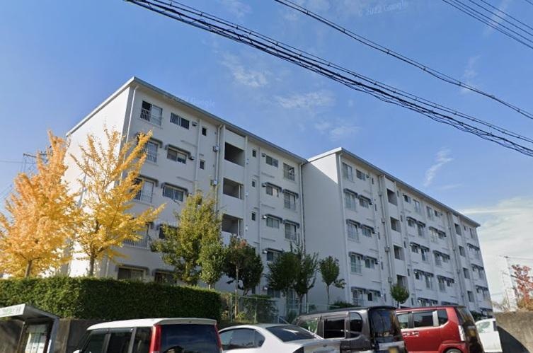 Charming 4-Bedroom Condo in Higashiarinodai 0